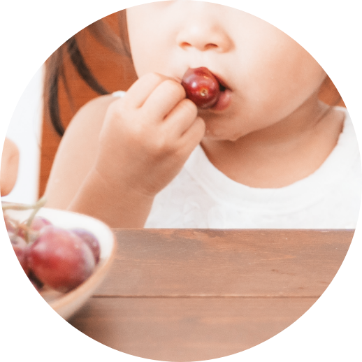 食事中にクチャクチャと音を立てて食べる子ども