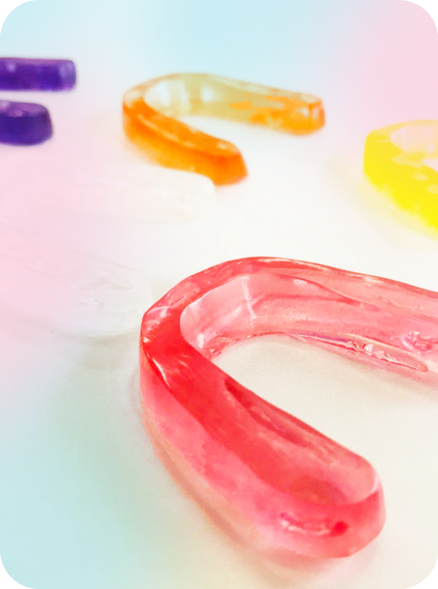 色とりどりのムーシールドやプレオルソなどの矯正装置