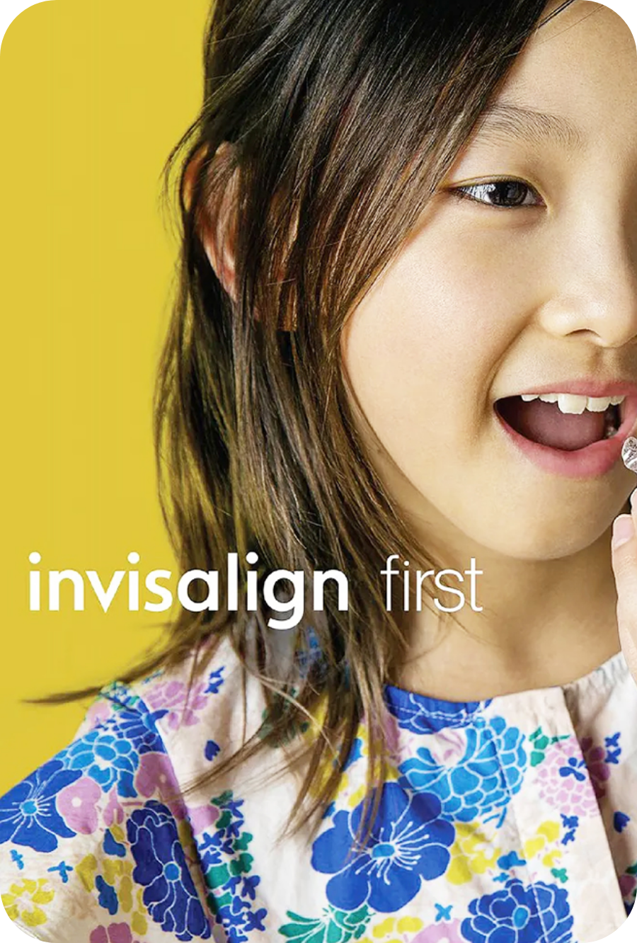 笑顔の女の子とinvisalign firstの文字