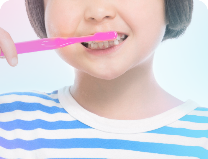 小学生が歯磨きをしている様子