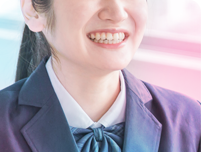 中学生の女の子が笑っている様子