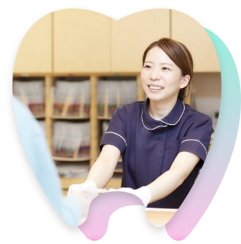 受付で問診票を記入する親子の様子