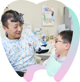 先生とお子様が向き合って話す様子