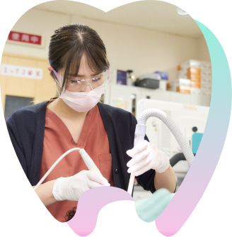 歯科衛生士が定期検診をしている様子